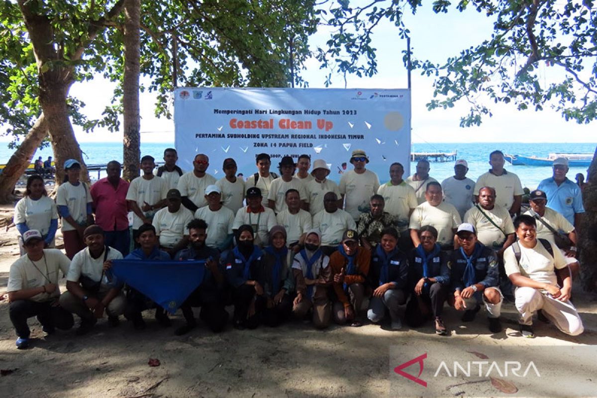 KLHK-SKK Migas EP Papua Field kolaborasi bersih pantai Pulau Soop