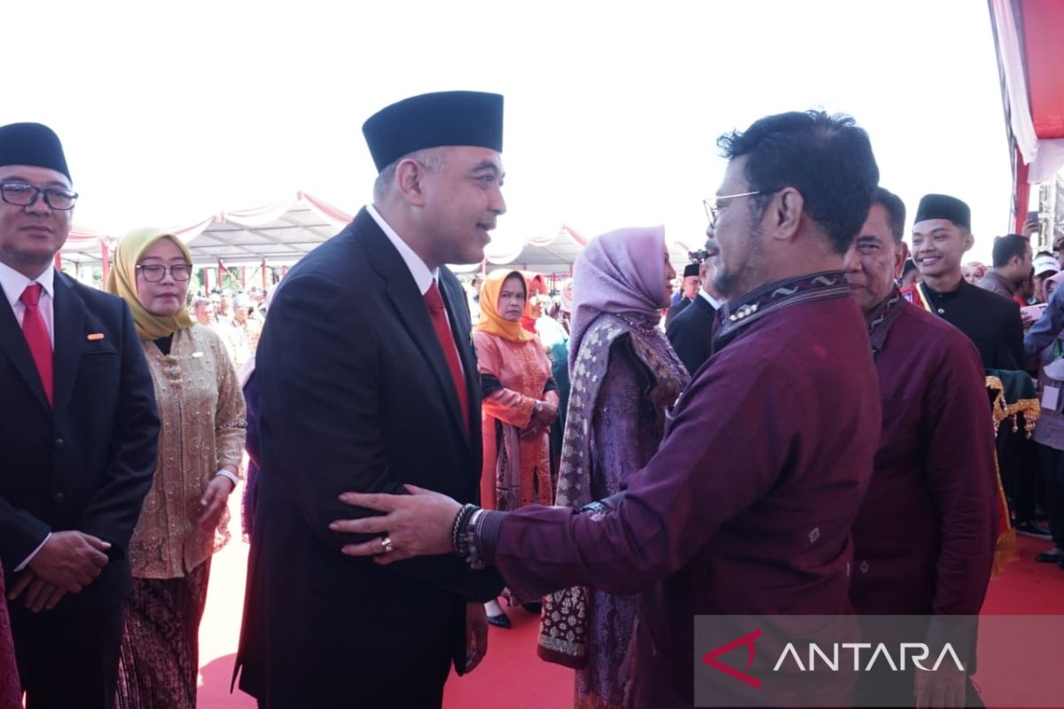 Bupati Tangerang Ahmad Zaki Iskandar terima penghargaan Satya Lencana Wira Karya