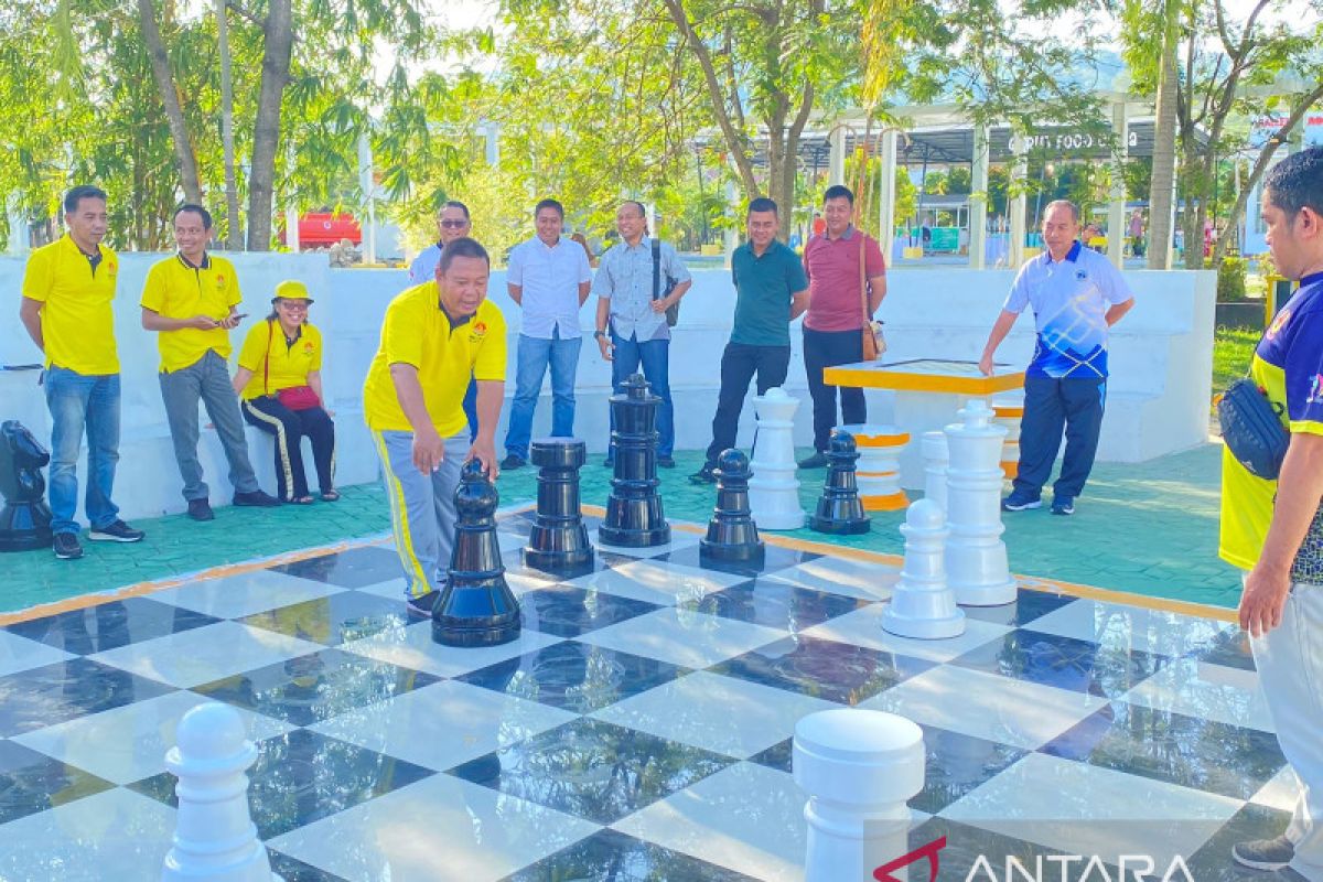 Bupati Gorontalo Utara menggelar turnamen catur raksasa