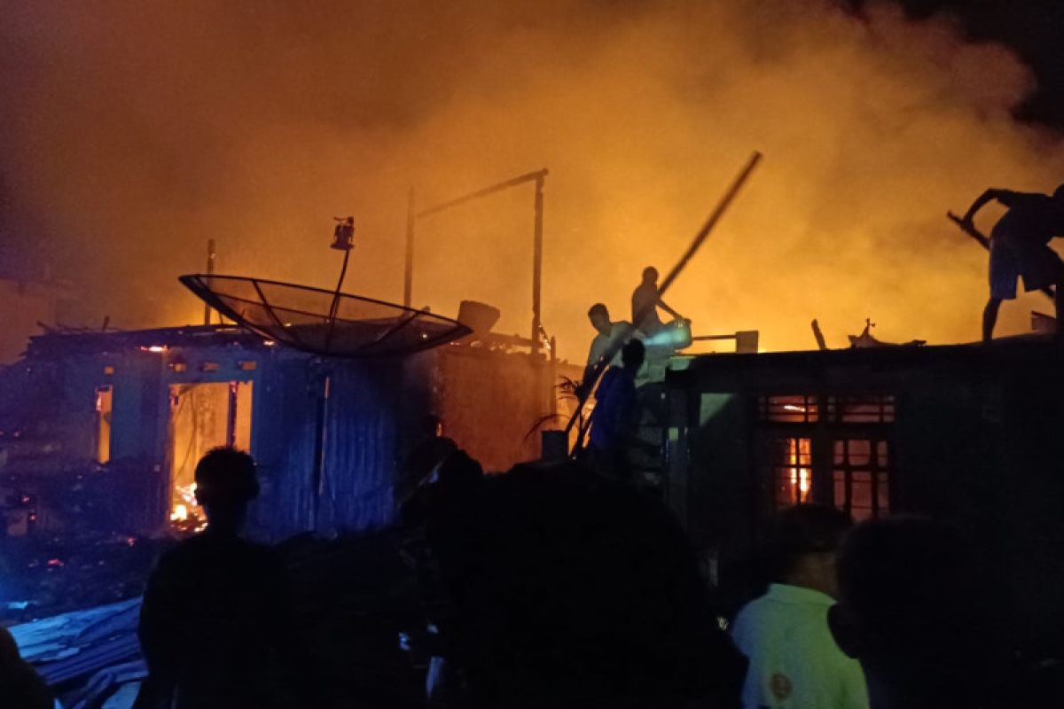 Sejumlah rumah di Pesisir Barat Lampung terbakar