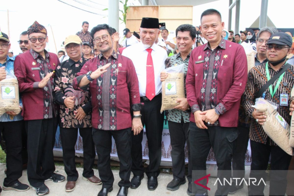 Minister distributes new superior rice seeds to anticipate drought