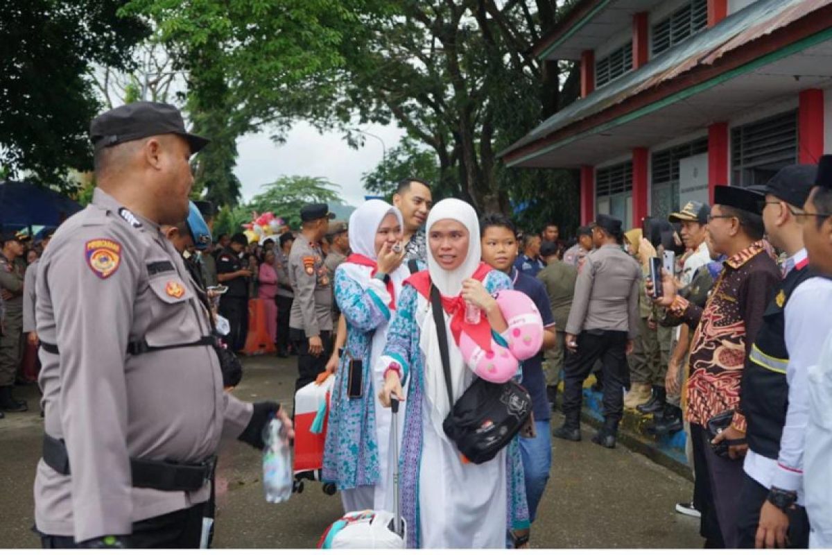 Pemkab Kolaka Utara lepas 121 jamaah haji menuju Makassar