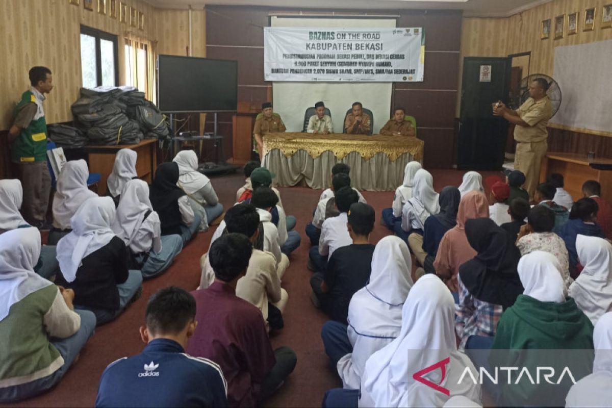 Baznas Kabupaten Bekasi salurkan bantuan untuk dhuafa dan pelajar