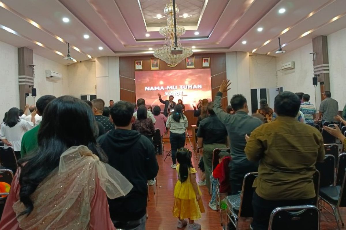Jemaat GEKI ibadah di dalam kantor Wali Kota Medan