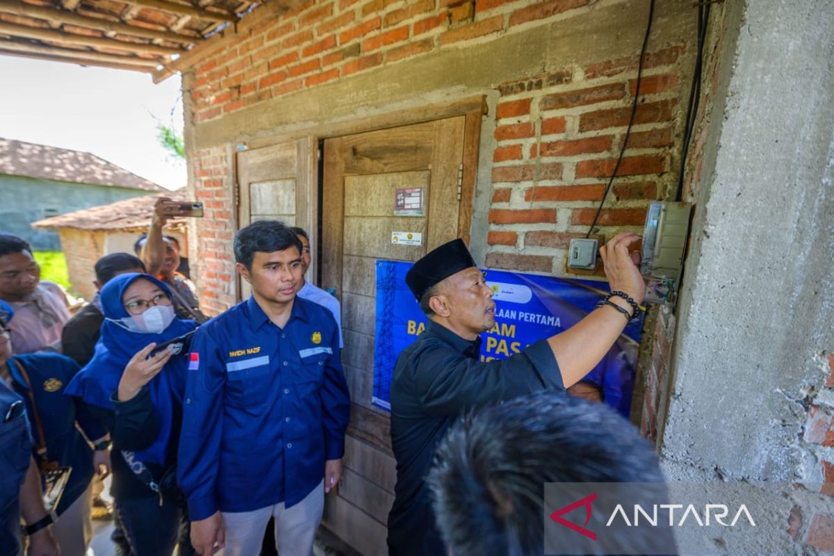 Sebanyak 2.182 warga Jawa Timur terima pasang baru listrik gratis