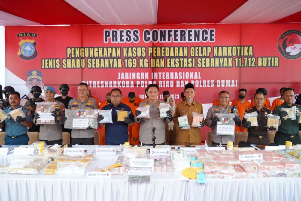 Polisi Riau ungkap 168,89 kilogram sabu dan 11.712 butir pil ekstasi