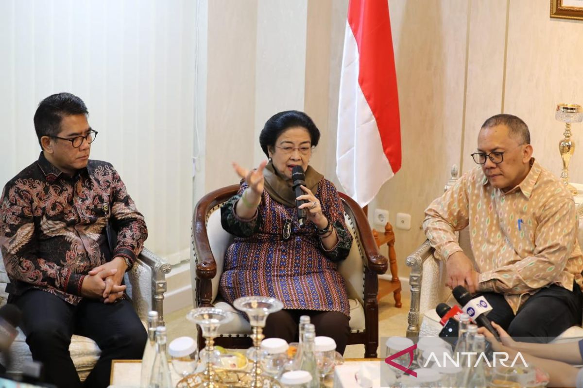 Megawati ajari anak dan cucunya menyekar ke makam pahlawan tanpa nama