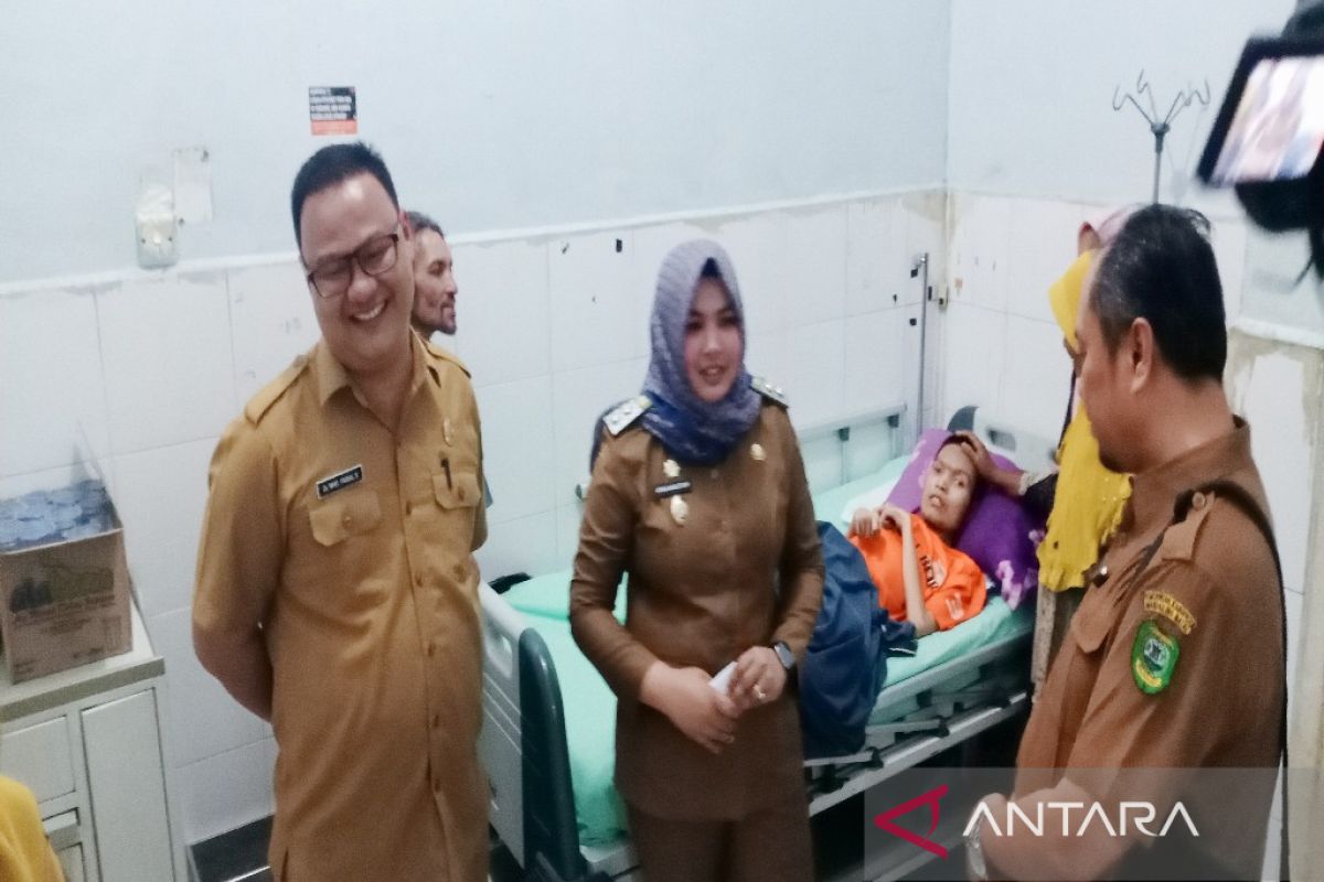 Wabup Atika besuk warga penderita cerebral palsy di RSUD Panyabungan