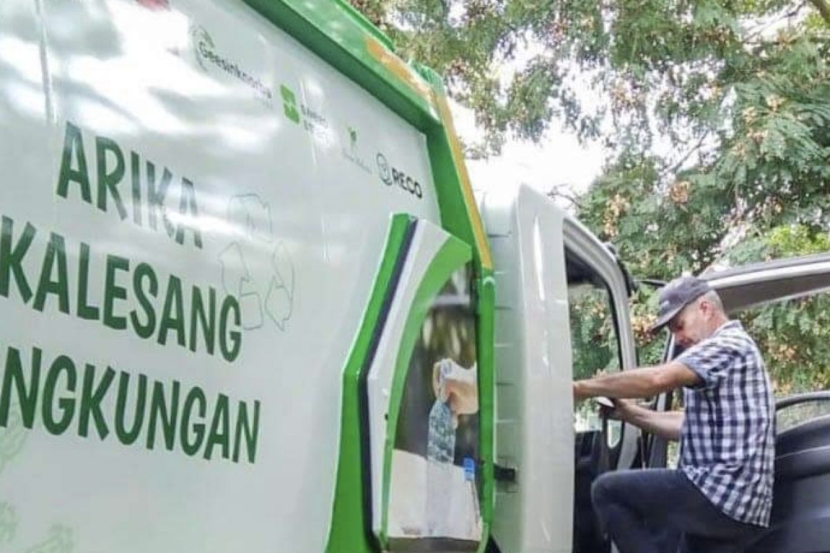 Pemkot Ambon terima bantuan mobil pengangkut sampah dari Belanda