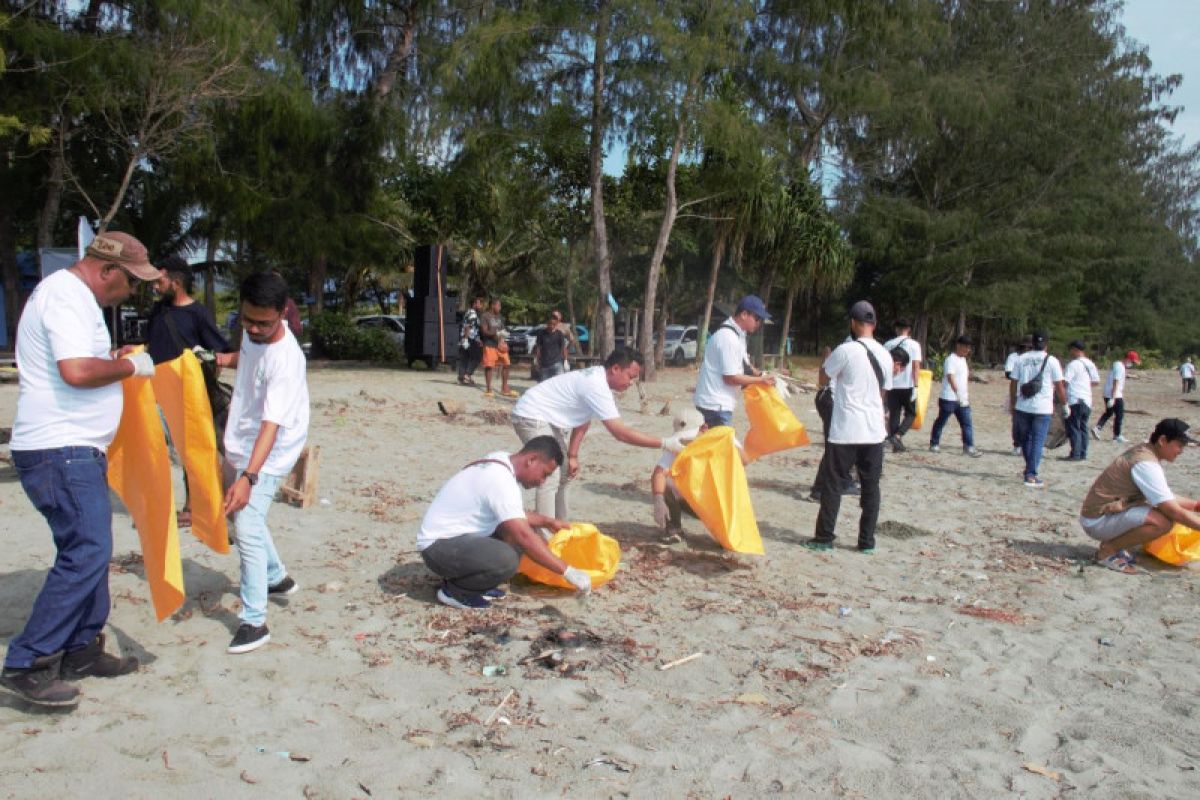 PT PLN Papua bersihkan pantai bagian tanggung jawab sosial