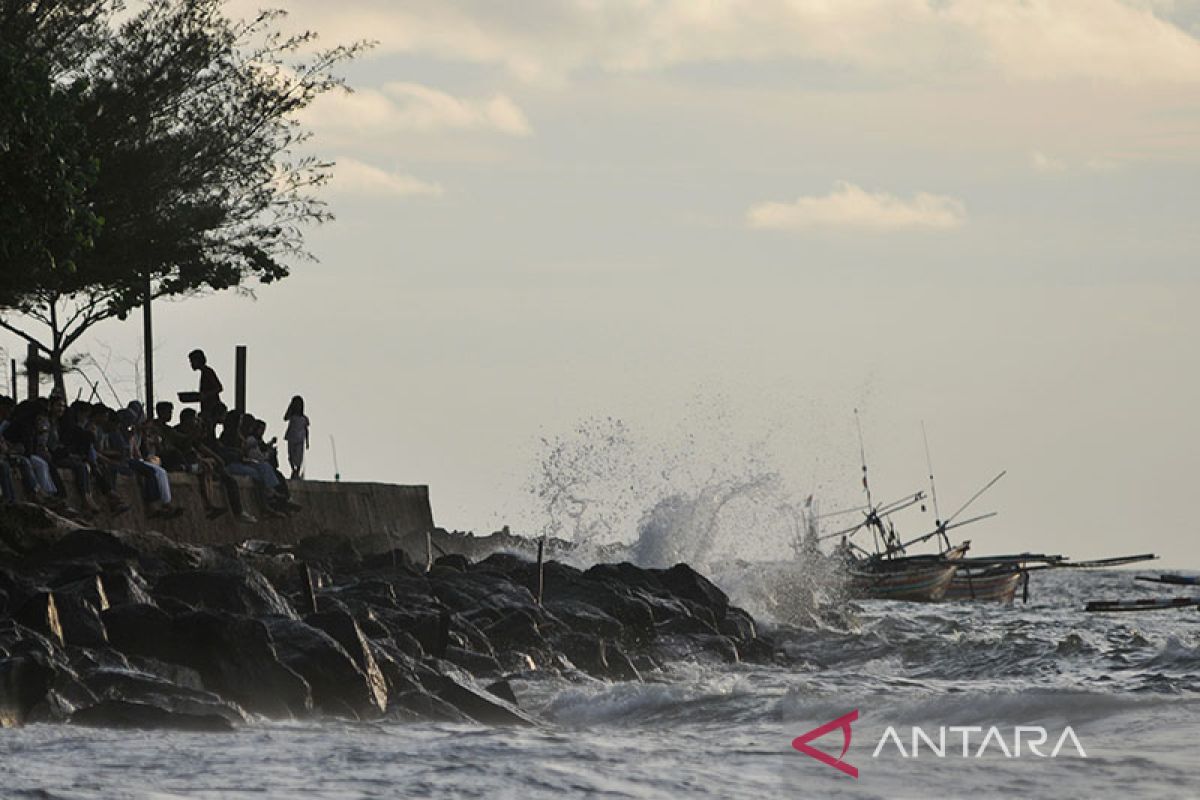 Nelayan di Bengkulu diminta waspadai gelombang tinggi hingga empat meter