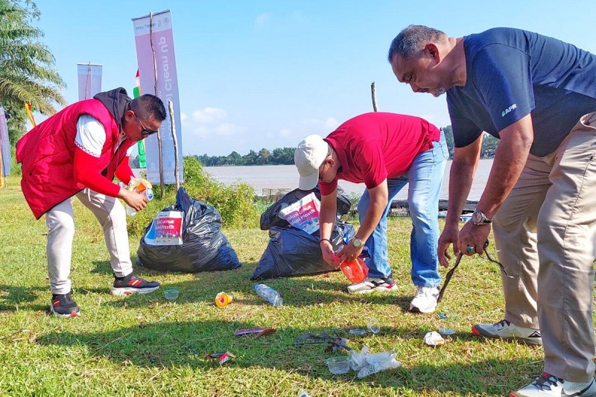 RAPP dan DLH Pelalawan bersih-bersih sampah plastik di Kuala Terusan