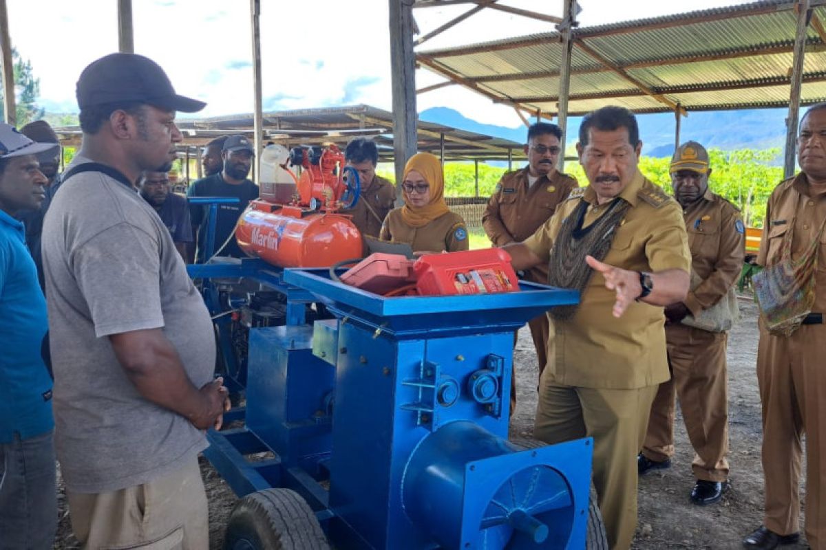 Pemkab Jayawijaya beri bantuan mesin produksi bata bagi masyarakat
