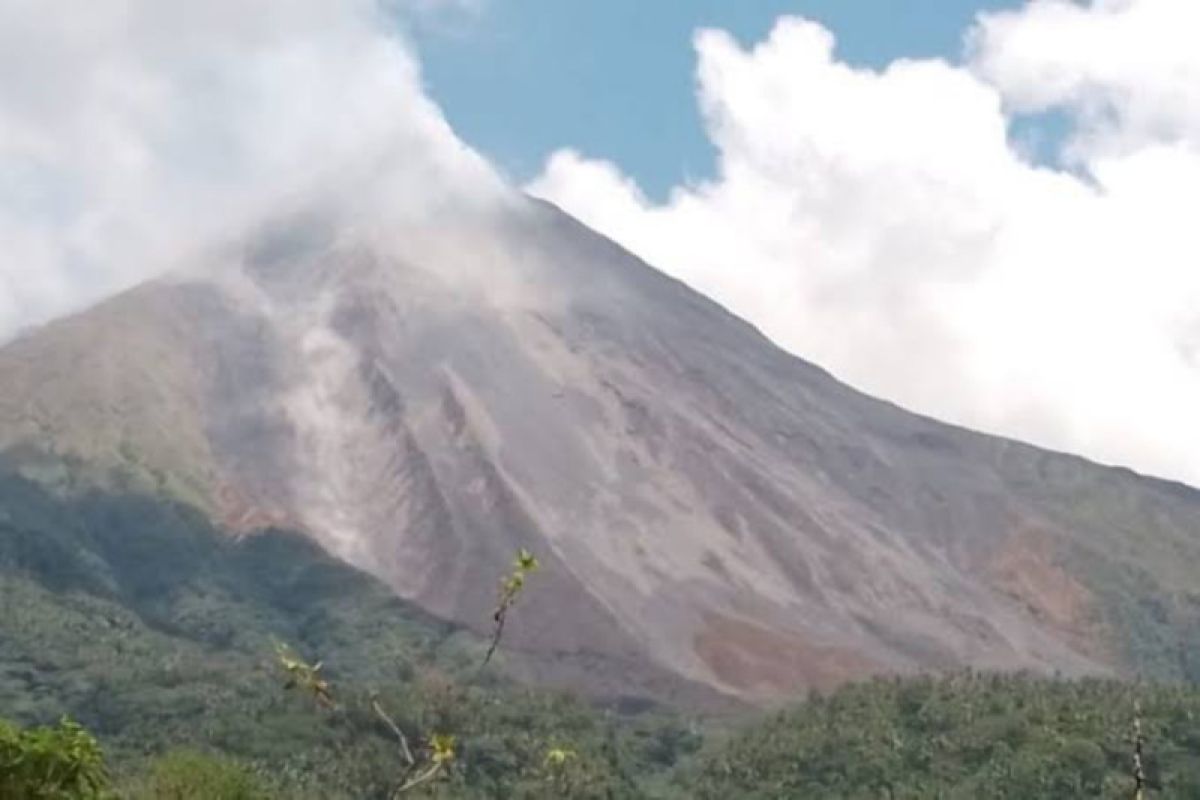 Gunung Karangetang luncurkan guguran lava, mengarah ke Kali Batuawang