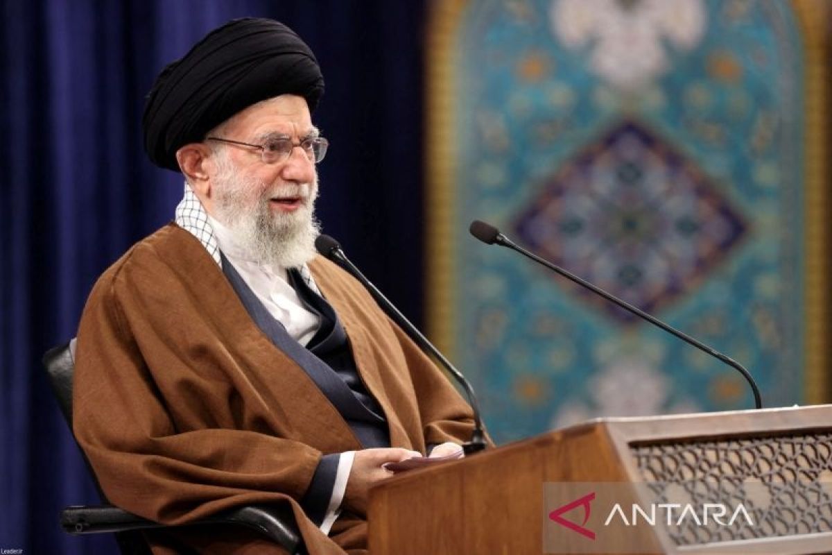 Ayatollah Khamenei pimpin shalat jenazah Presiden Iran Ebrahim Raisi
