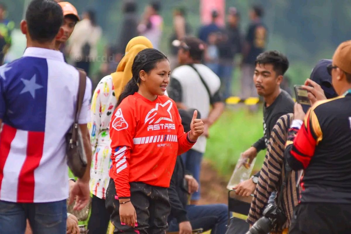 Pembalap remaja putri dari Sulut jadi bintang kejuaraan grasstrack Bupati Cup Morut