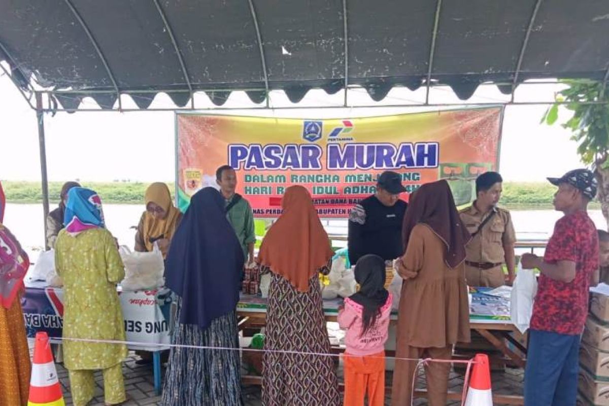 Warga Tanjung Selor Daha Barat ramaikan pasar murah Pemkab HSS