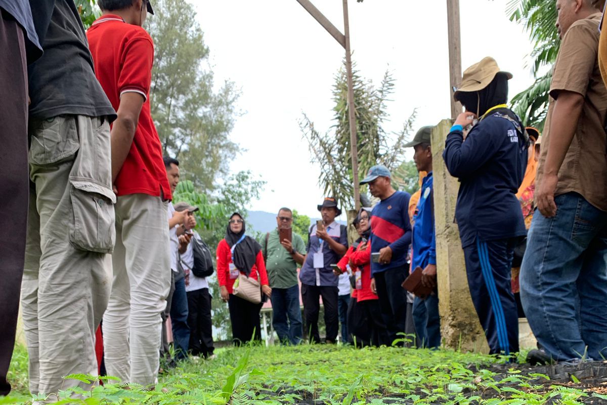 Tertarik dengan Kaliandra dan Ikan Bilih, peserta Penas Petani kunjungi Semen Padang