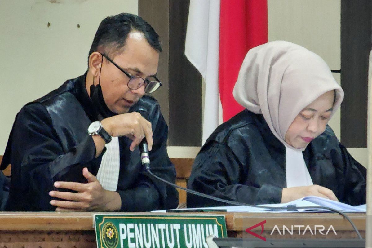 Mantan pimpinan salah satu bank di Semarang didakwa terima suap