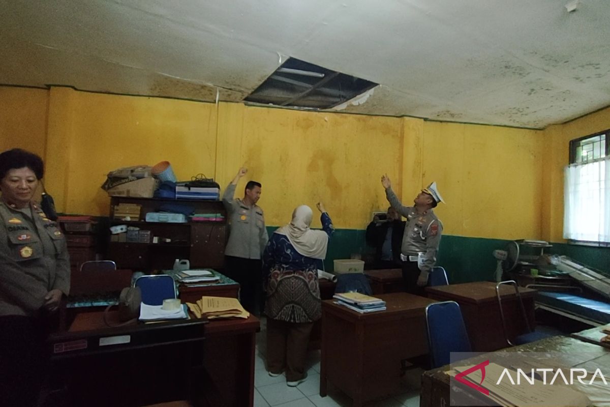 Polresta Bogor Kota bantu perbaiki atap ruang guru SDN Layungsari I yang jebol