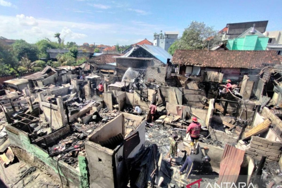 BPBD kerahkan enam damkar  padamkan kebakaran puluhan rumah di Denpasar