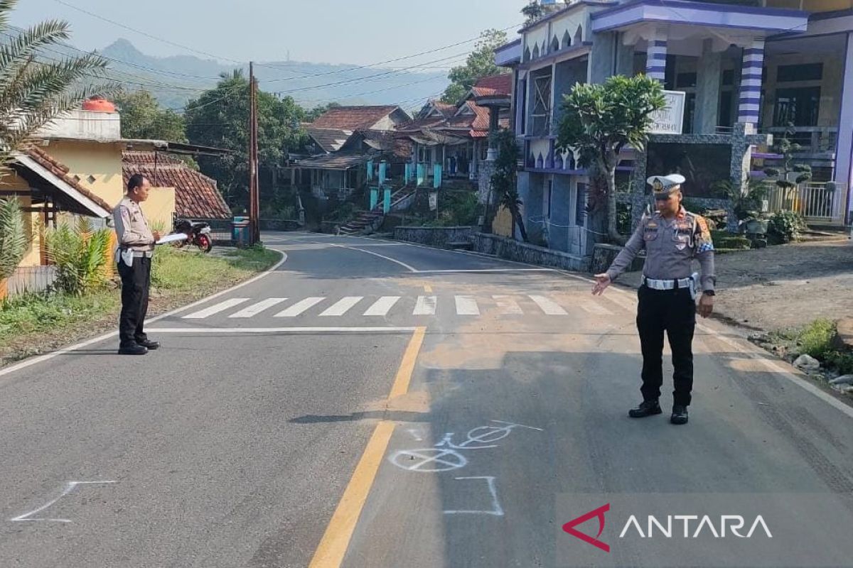 Seorang pengendara motor di Sukabumi tewas ditabrak mobil dari arah berlawanan