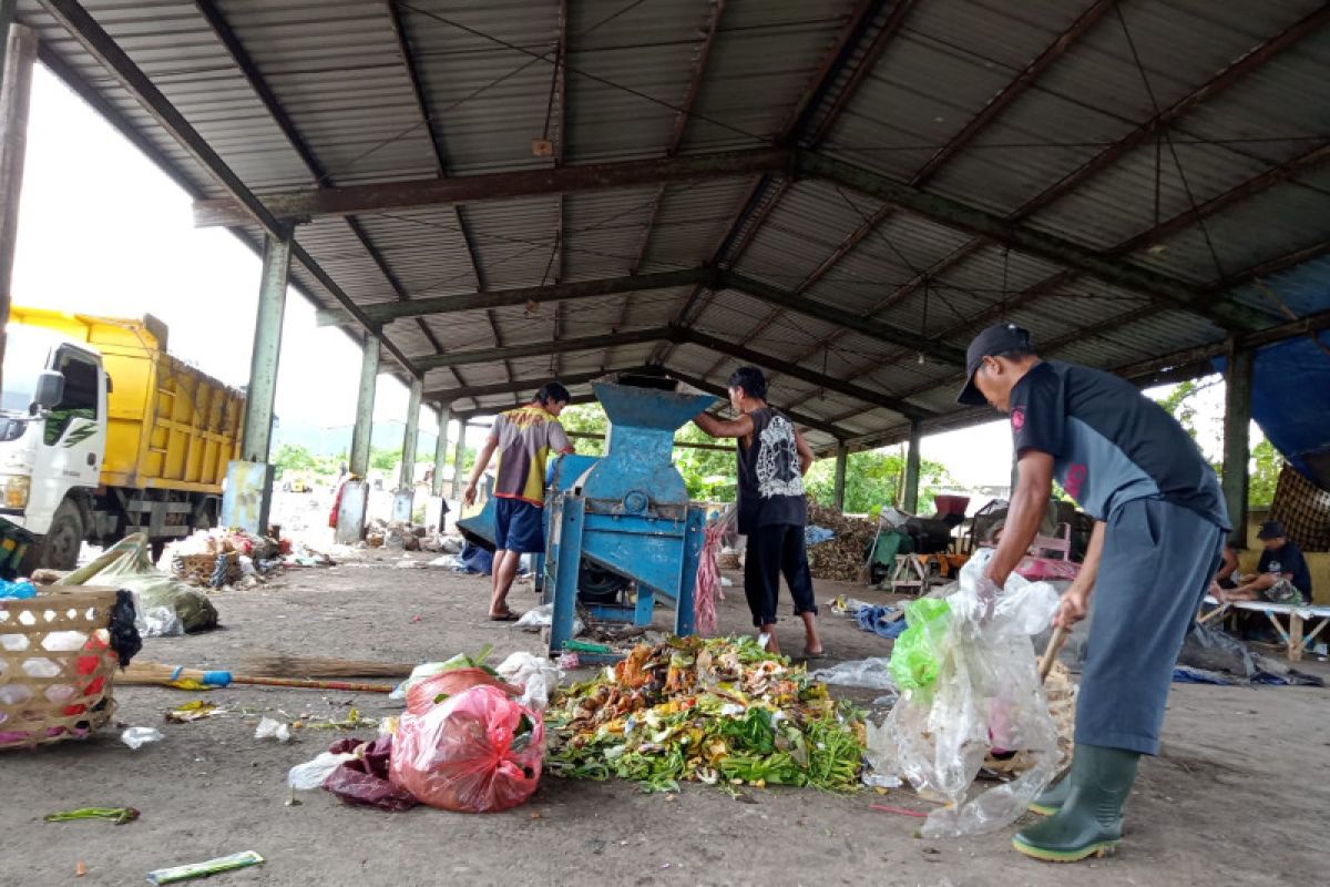 Mobil pengangkut sampah bisa langsung produksi pupuk cair di Mataram