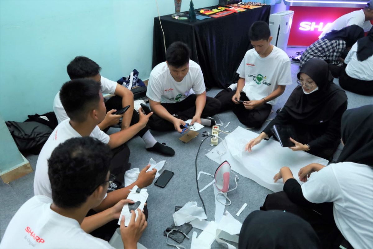 Sharp Indonesia ajari pelajar SMA daur ulang sampah plastik