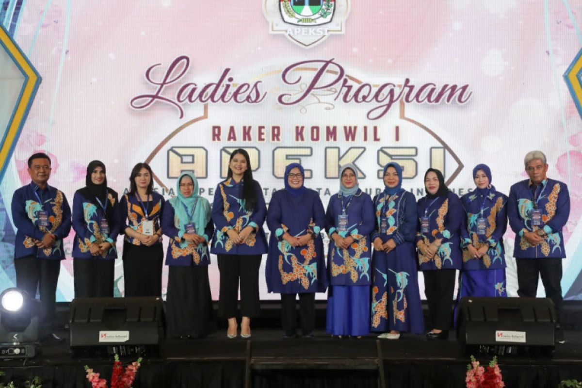 Kahiyang Ayu  hadiri Ladies Program dan kunjungi stan UMKM Dekranasda