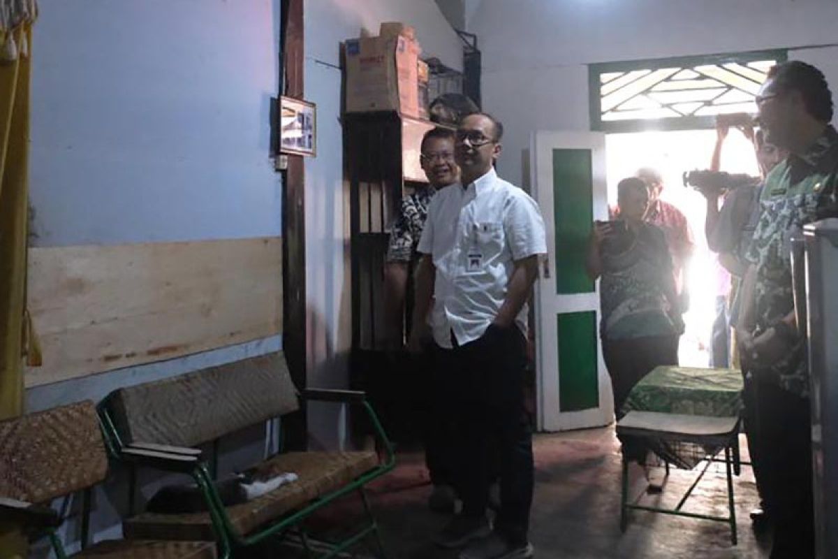 Wali Kota Magelang serahkan rumah warga yang sudah diperbaiki