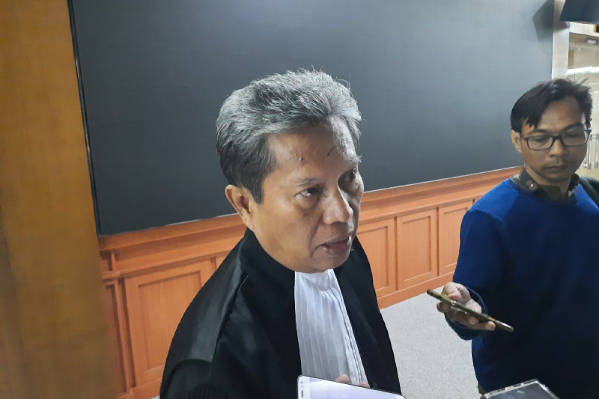 Penasihat hukum Rijatono Lakka akan pelajari putusan hakim