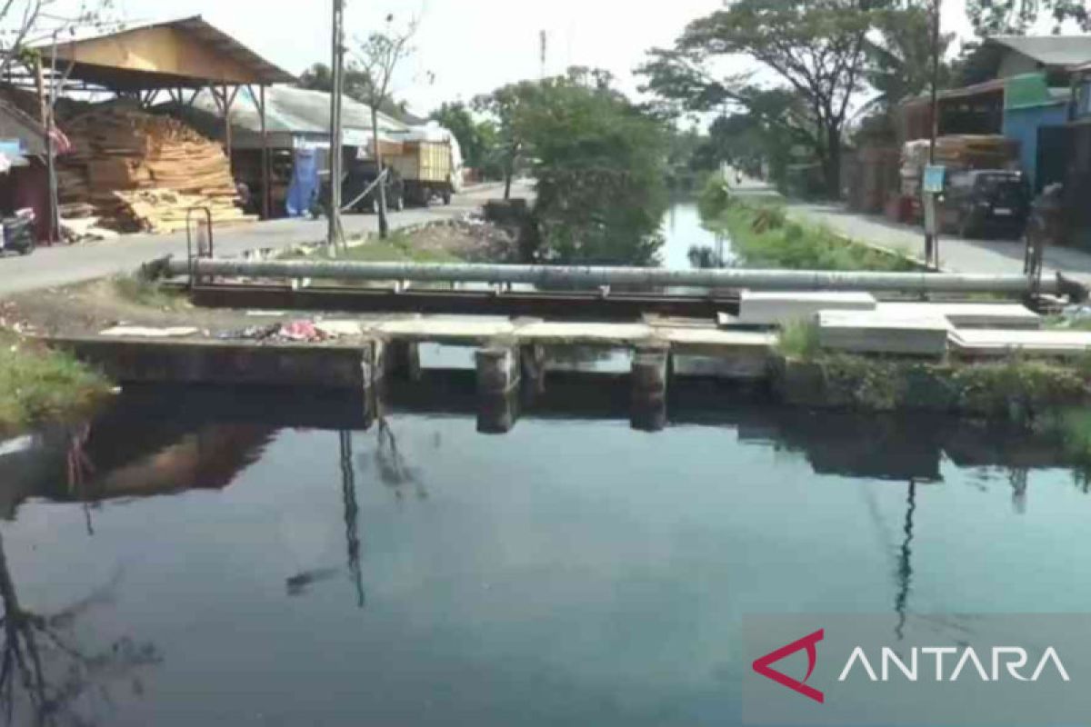 Dinas LH Bekasi kesulitan ungkap pencemaran di Sungai Cilemahabang