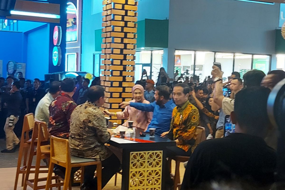 Jokowi seruput kopi di gerai Jakarta Fair bersama Ketua MK