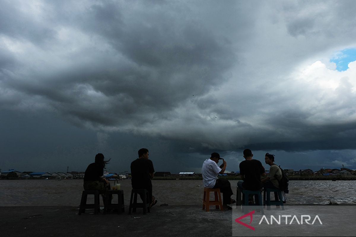 Hujan lebat berpeluang mengguyur sejumlah provinsi di Indonesia
