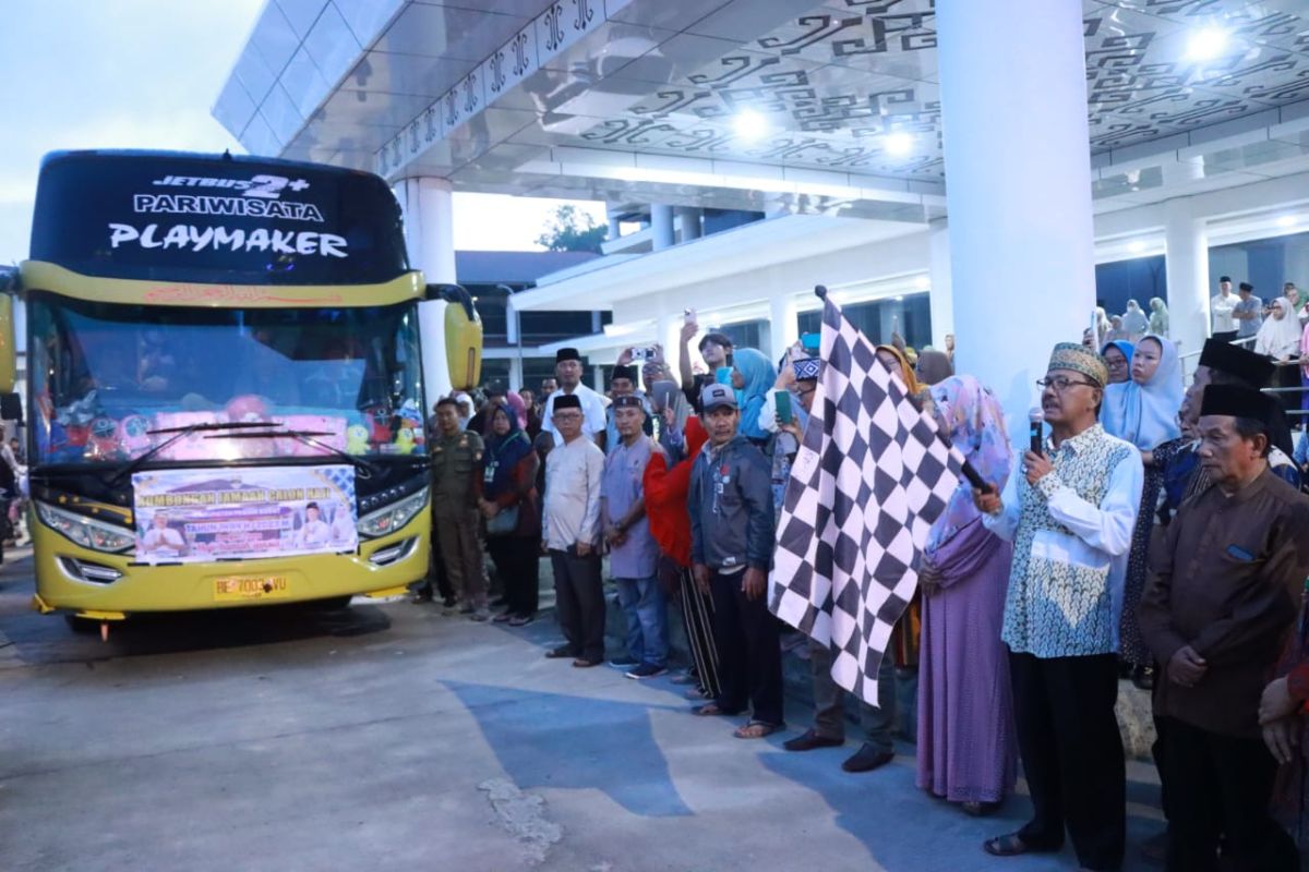 Jamaah calon haji Pesisir Barat-Lampung dilepas ke Tanah Suci