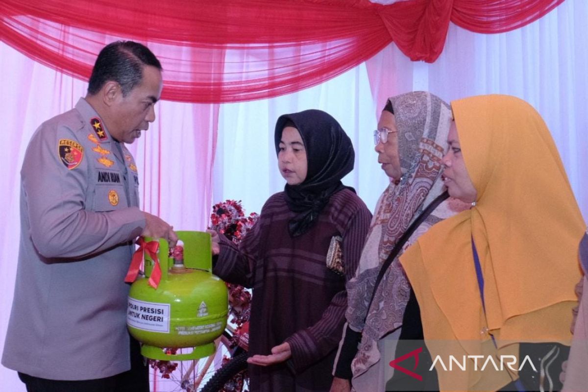 Polda Kalsel bagikan 377 LPG 3 kg gratis untuk warga Banjarmasin