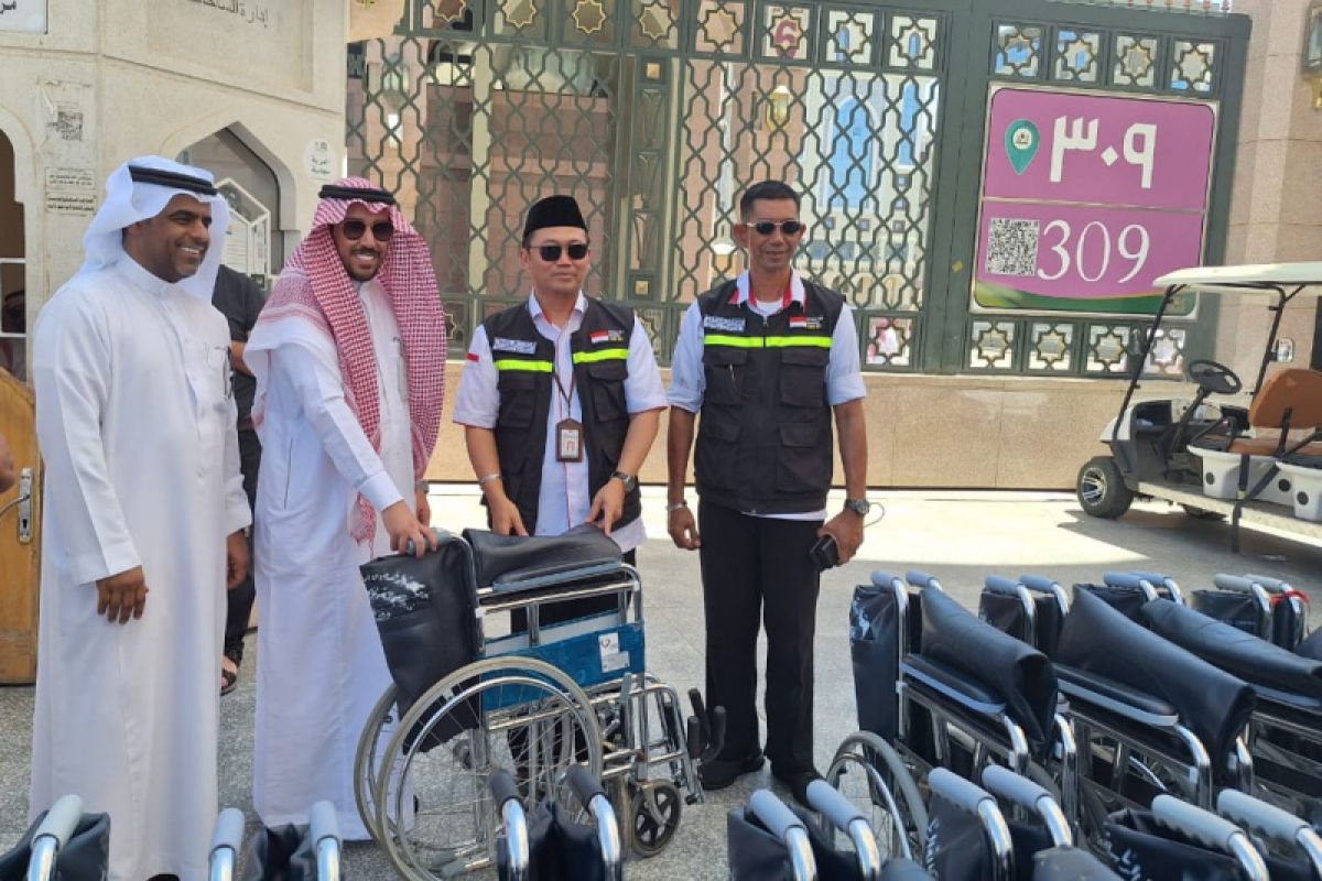 Pengurus Masjid Nabawi serahkan bantuan kursi roda ke PPIH