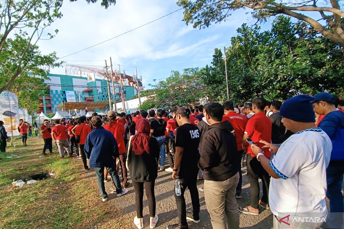 Penonton FIFA matchday mulai masuki stadion GBT Surabaya