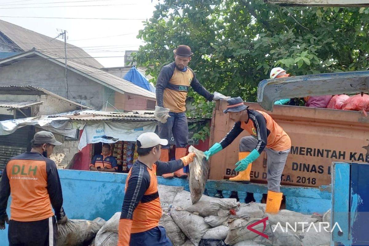 Tumpukan sampah hingga setinggi dua meter di Bojonggede mulai diangkut