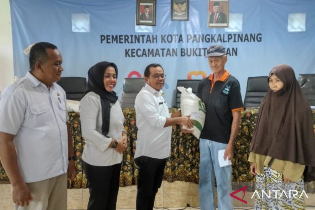 Pemkot Pangkalpinang salurkan 13,47 ton bantuan beras cadangan pangan kepada masyarakat Kecamatan Bukit Intan