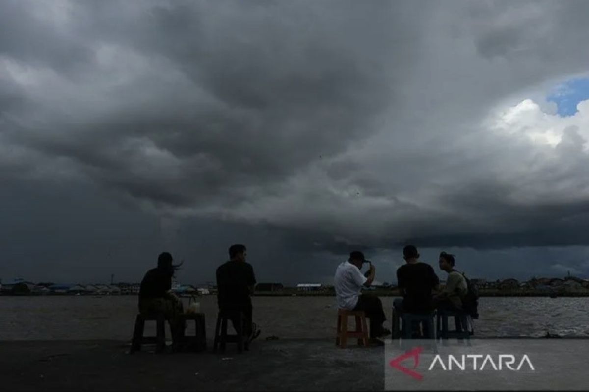 Hujan lebat berpeluang mengguyur sejumlah provinsi di Indonesia