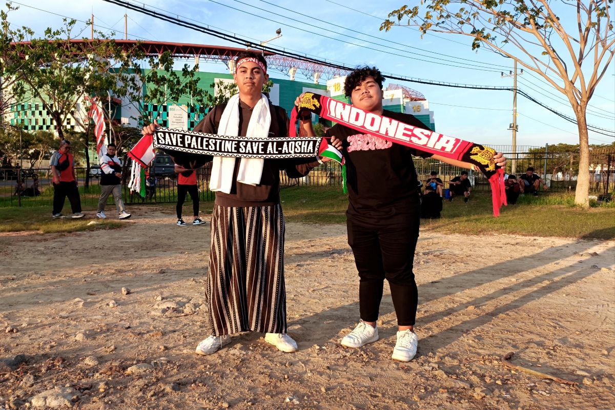 Sejumlah suporter Indonesia bawa atribut Palestina
