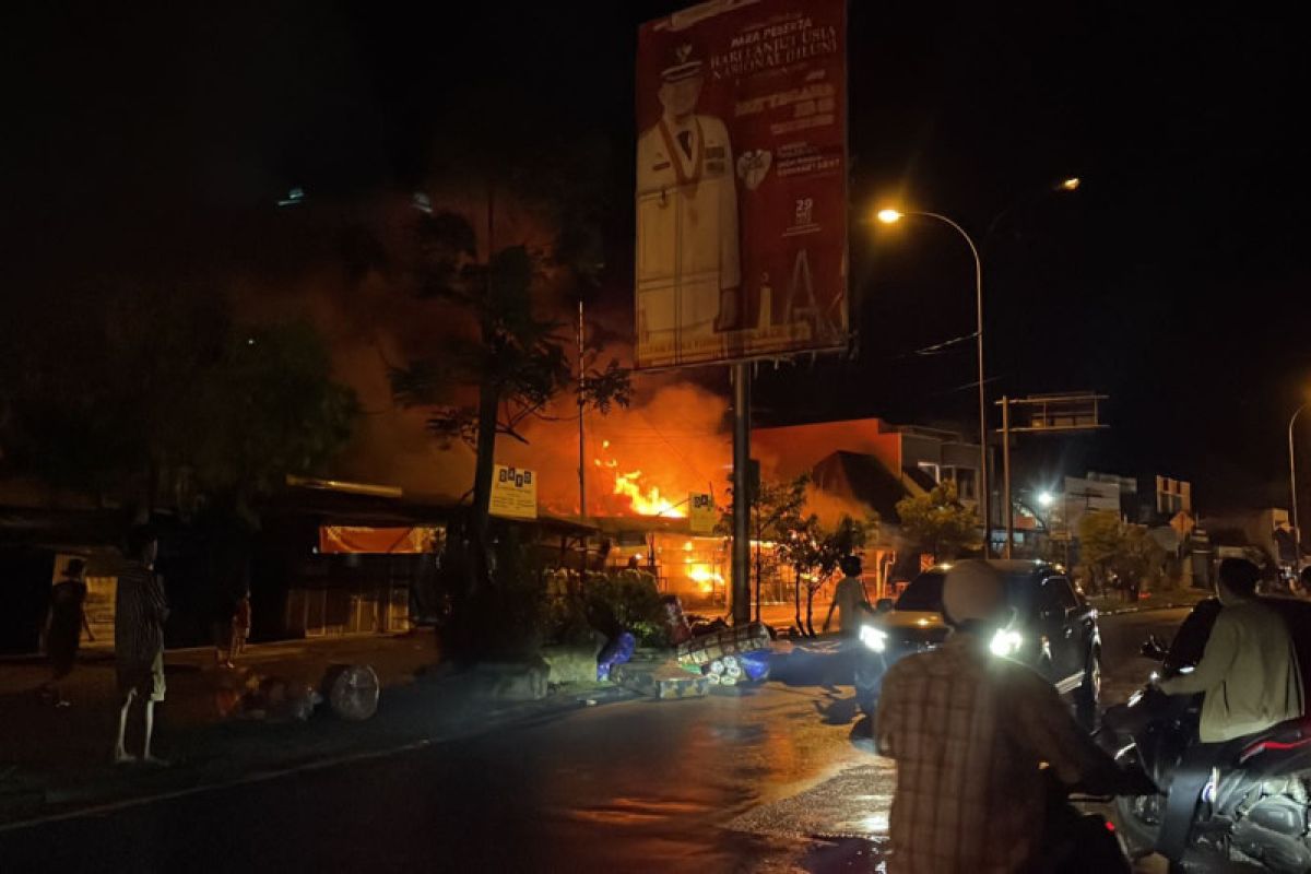 Lima toko dan dua rumah habis terbakar di Kota Padang Sumbar