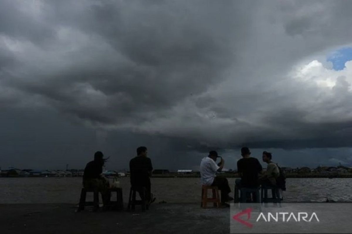BMKG prakirkaan hujan lebat berpeluang mengguyur sejumlah provinsi di Indonesia