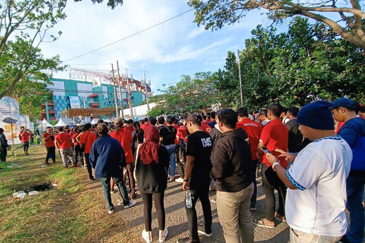 Penonton laga Indonesia vs Palestina mulai masuki Stadion GBT Surabaya