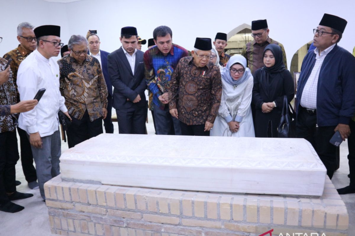 VP visits graves of two prominent Muslim scholars in Samarkand