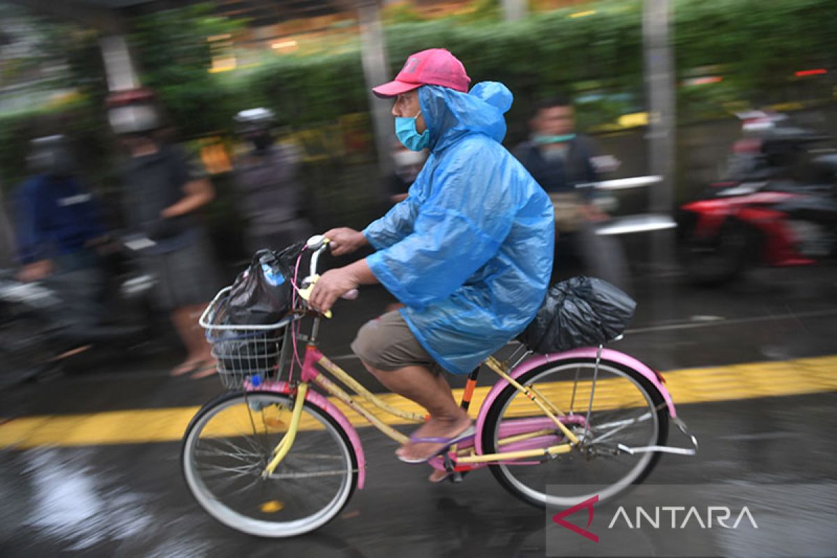 Minggu, sebagian DKI Jakarta hujan ringan