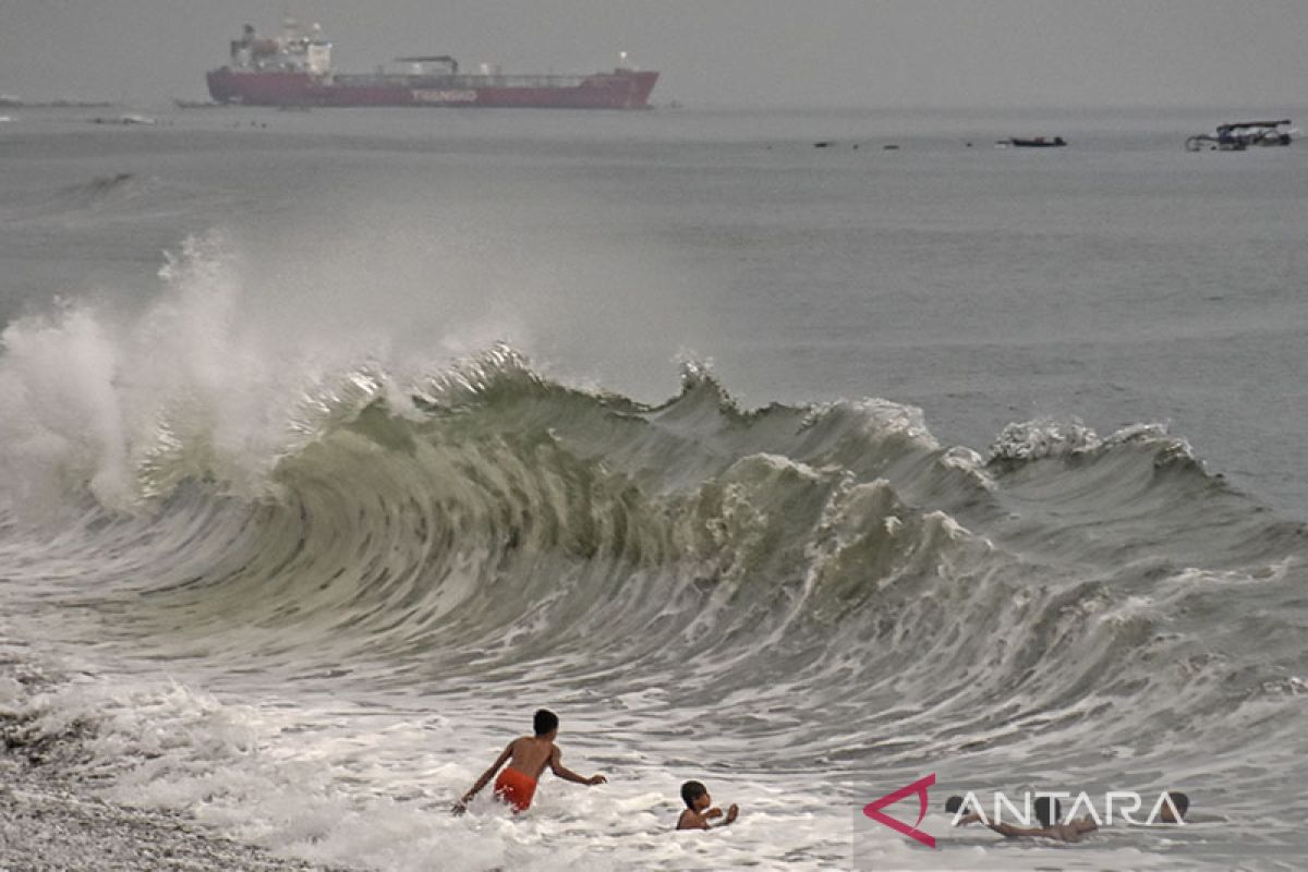 Waspadai potensi gelombang tinggi hingga 4 meter di perairan selatan Jawa Timur