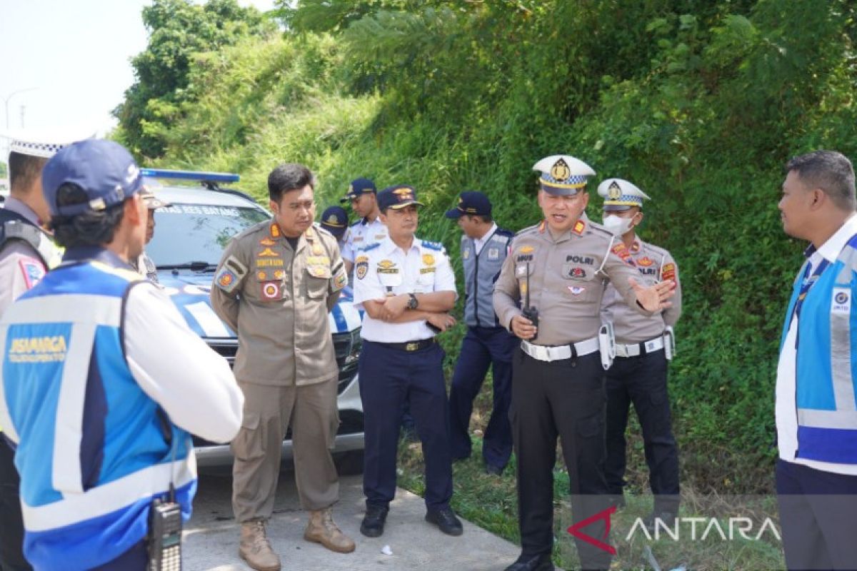 Polres Batang-Jasa Marga tertibkan kendaraan parkir  di exit tol