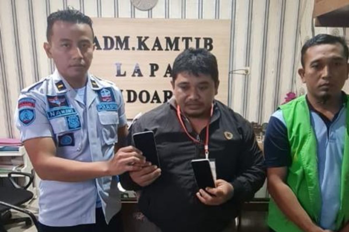 Petugas Lapas Sidoarjo gagalkan penyelundupan dua telepon seluler